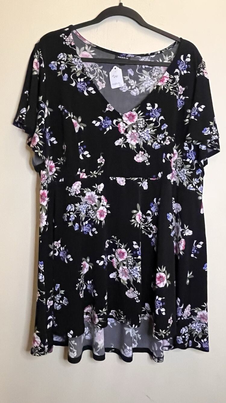 Torrid Blouse Size 3XL Black with Floral Print short sleeve Women’s  Top